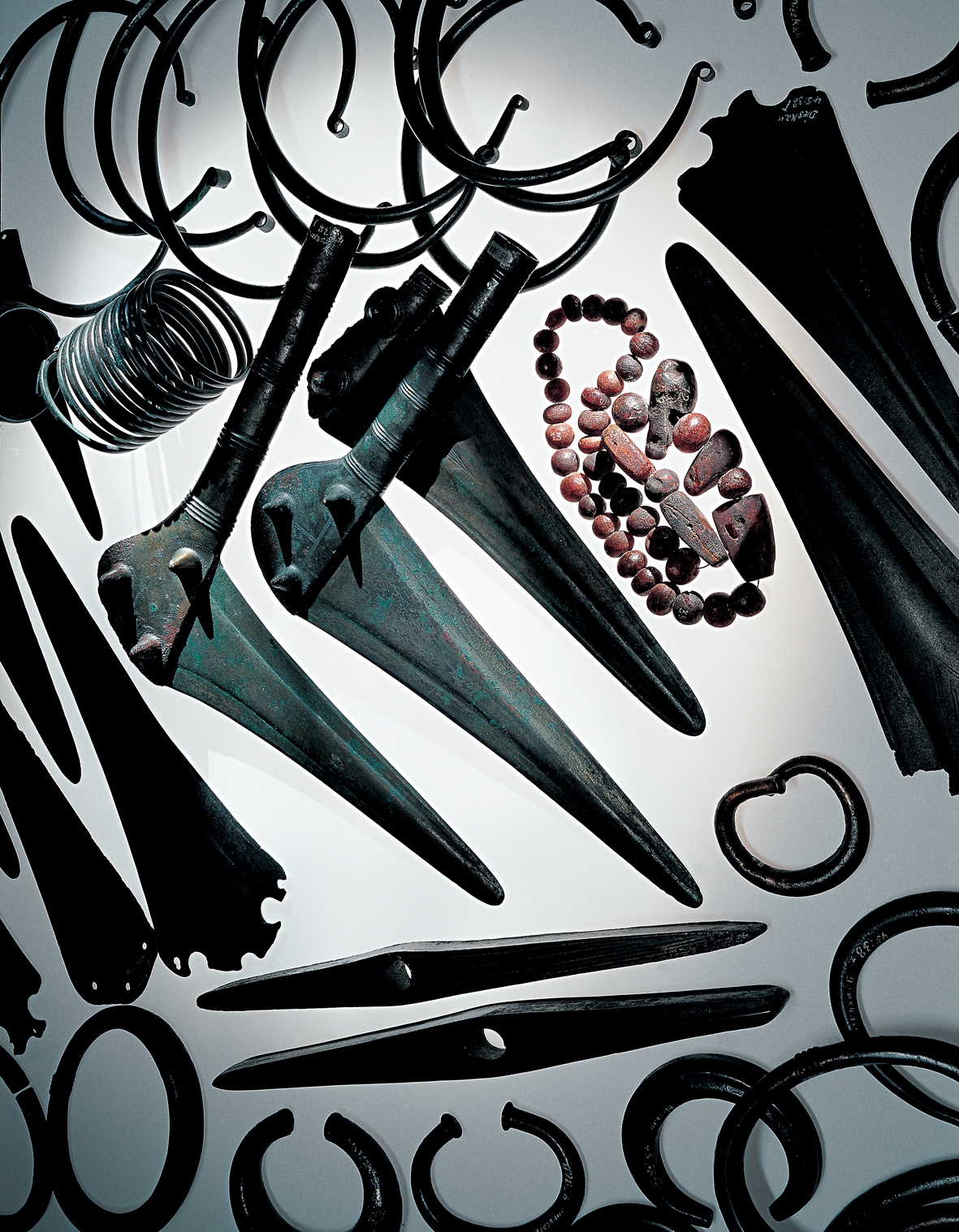 Der Hortfund II von Dieskau. 1904 in der Nähe des Bornhöcks gefunden – dem größten aller frühbronzezeitlichen Fürstengrabhügel. Der überaus reiche Hort umfasst 27 Ringe, 2 Armspiralen , 3 Stabdolche, 11 Stabdolchklingen, 3 Beile, 23 Spiralröllchen, 106 Bernsteinperlen. Sein Gesamtgewicht beträgt fast 16 Kilogramm. © Landesamt für Denkmalpflege und Archäologie Sachsen-Anhalt, Juraj Lipták.