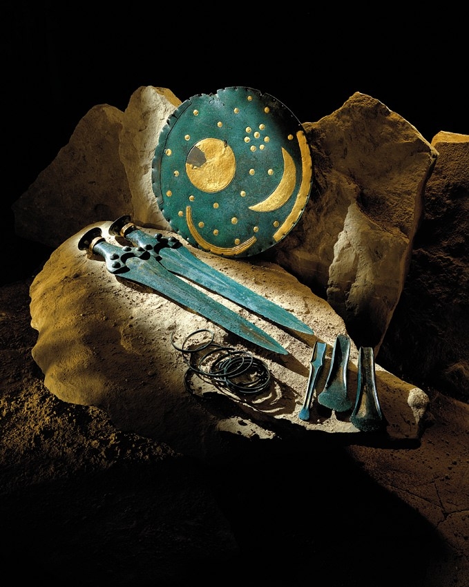 Der Hort von Nebra mit der Himmelsscheibe. © Landesamt für Denkmalpflege und Archäologie Sachsen-Anhalt, Juraj Lipták.